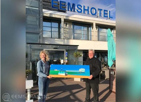 Eemshotel koopt schilderij Greet Dijkstra en steunt daarmee Roeivereniging Neptunus